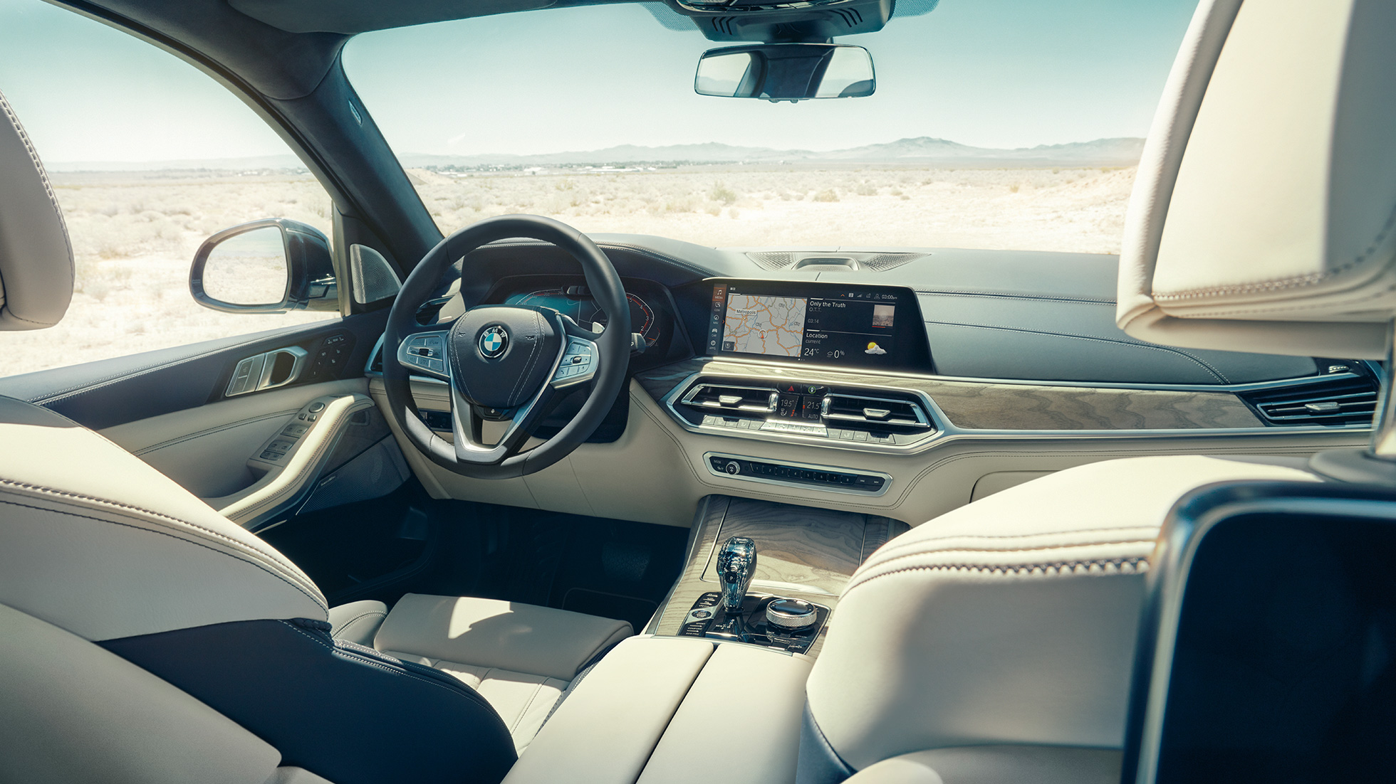 BMW X7 kokpit BMW X7 interiér, kokpit so športovým koženým volantom, G07 2019