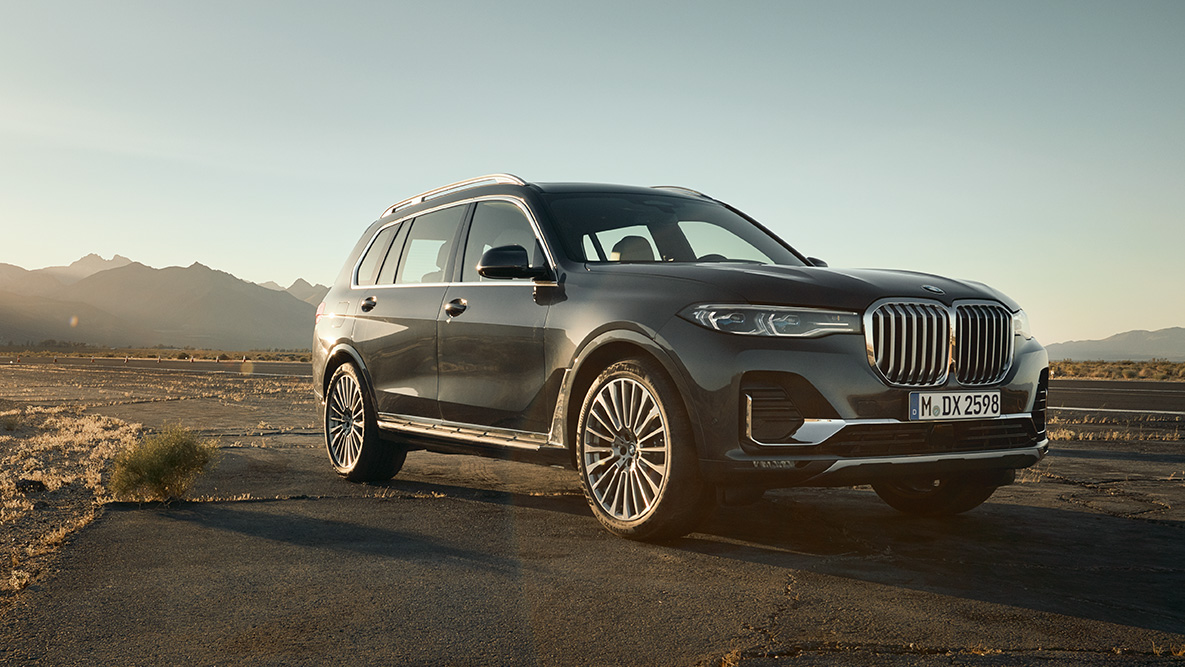 Executive Drive Pro Executive Drive Pro: BMW X7 v predobočnom zábere, pred scenériou púšte