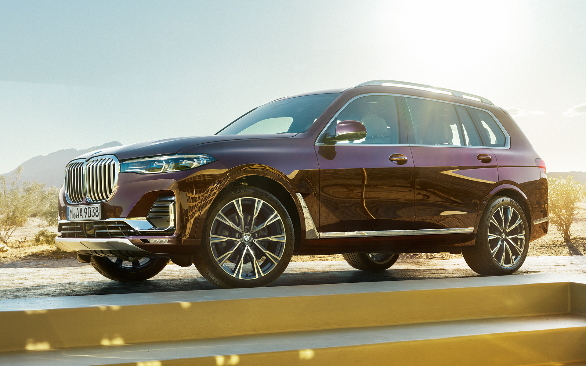 BMW X7 Individual xDrive40i G07 2019 metalíza Ametrine statický bočný pohľad s púšťou v pozadí BMW X7 Individual xDrive40i G07 2019 metalíza Ametrine statický bočný pohľad s púšťou v pozadí