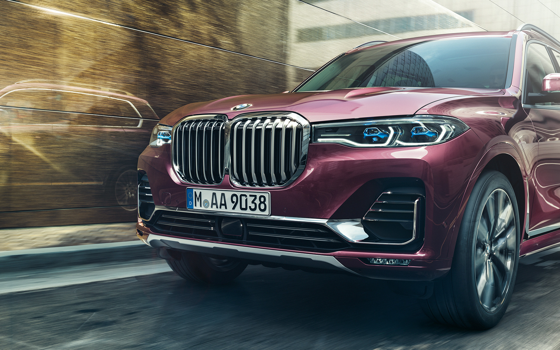 BMW X7 Individual xDrive40i G07 2019 metalíza Ametrine predobočný záber jazdný BMW X7 Individual xDrive40i G07 2019 metalíza Ametrine predobočný záber jazdný