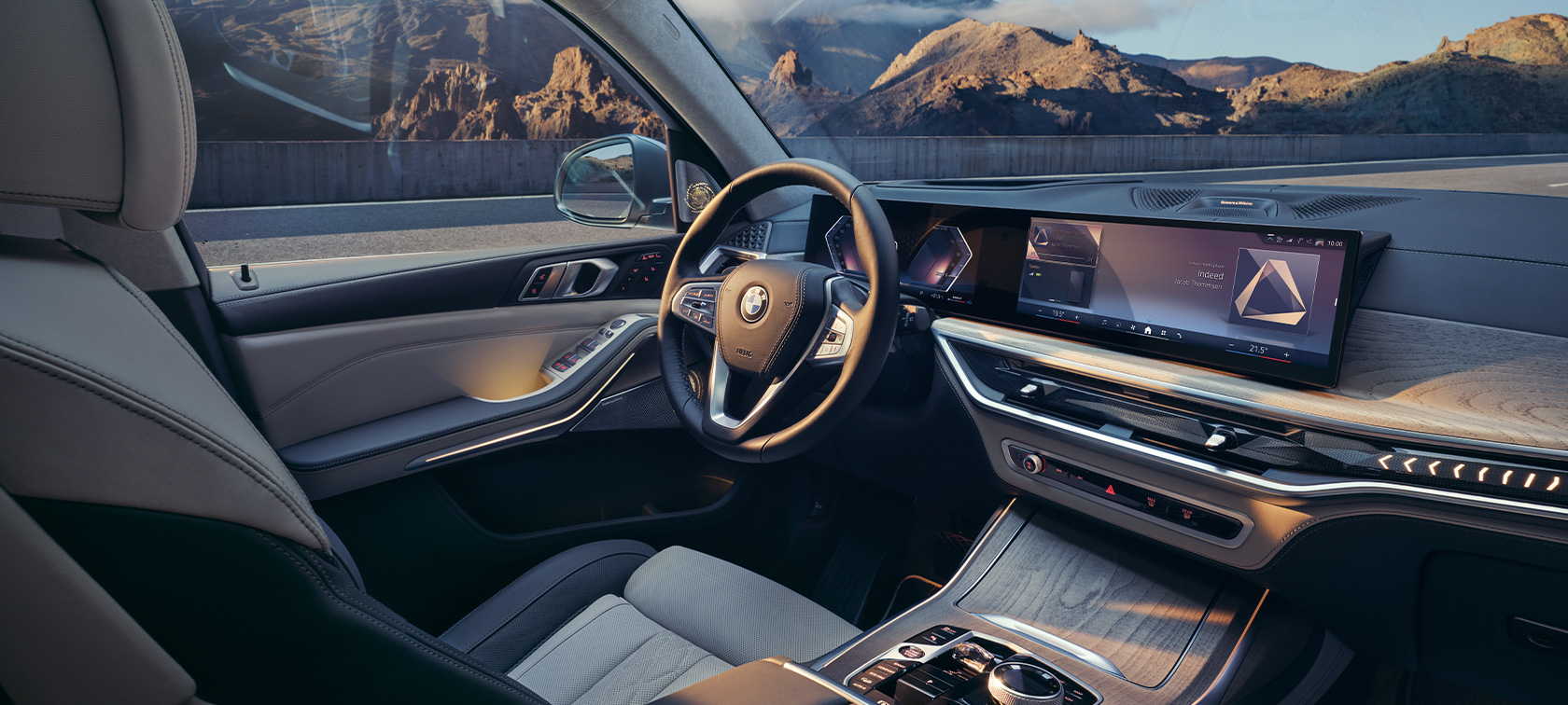 Pohľad do kokpitu zo strany spolujazdca BMW X7 G07 LCI Pohľad do kokpitu BMW Curved Display zo strany spolujazdca BMW X7 G07 LCI