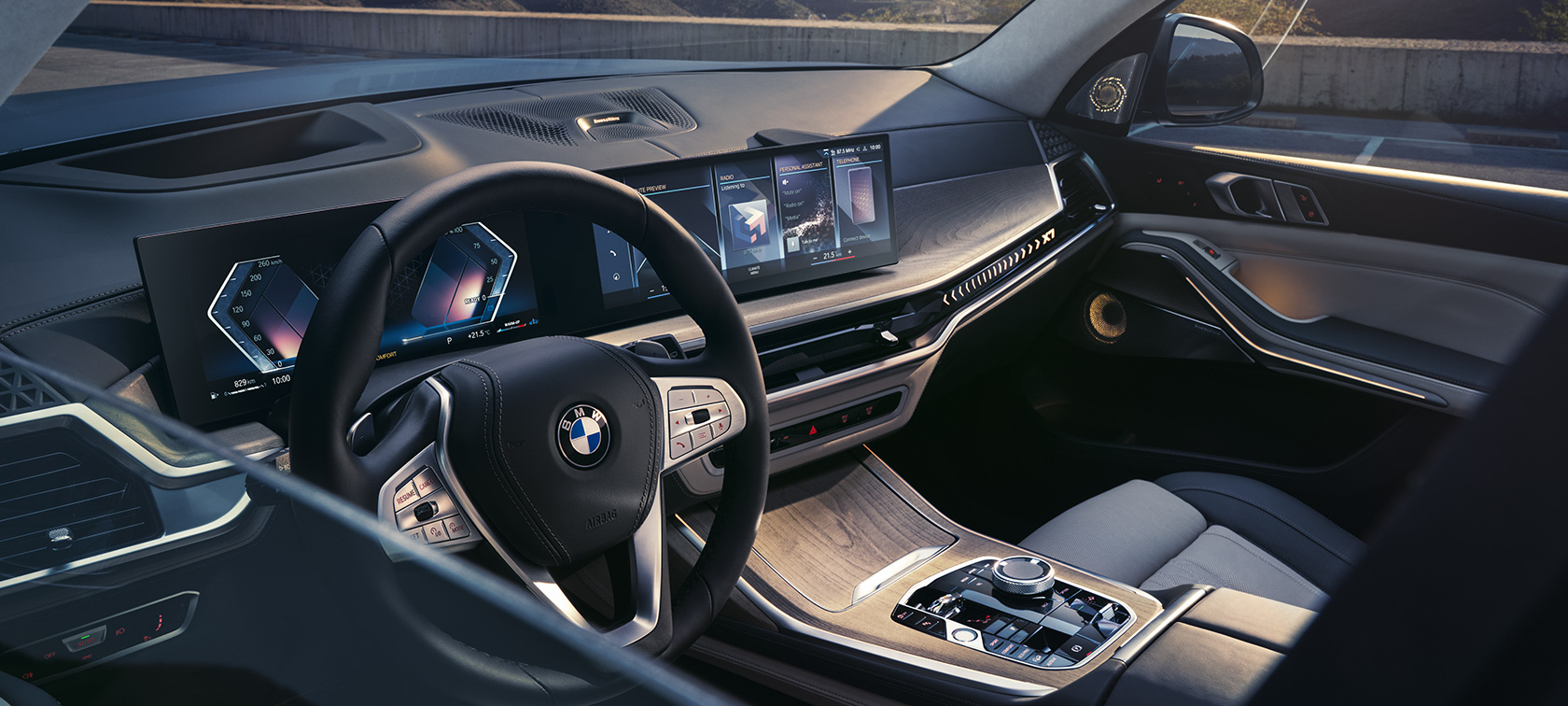 Pohľad zvonku do kokpitu na strane vodiča BMW X7 G07 LCI Pohľad zvonku do kokpitu na strane vodiča BMW X7 G07 LCI