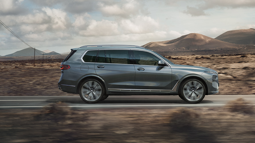 BMW X7 G07 LCI bočný pohľad metalíza Sparkling Copper Grey BMW X7 G07 LCI bočný pohľad jazdný metalíza Sparkling Copper Grey