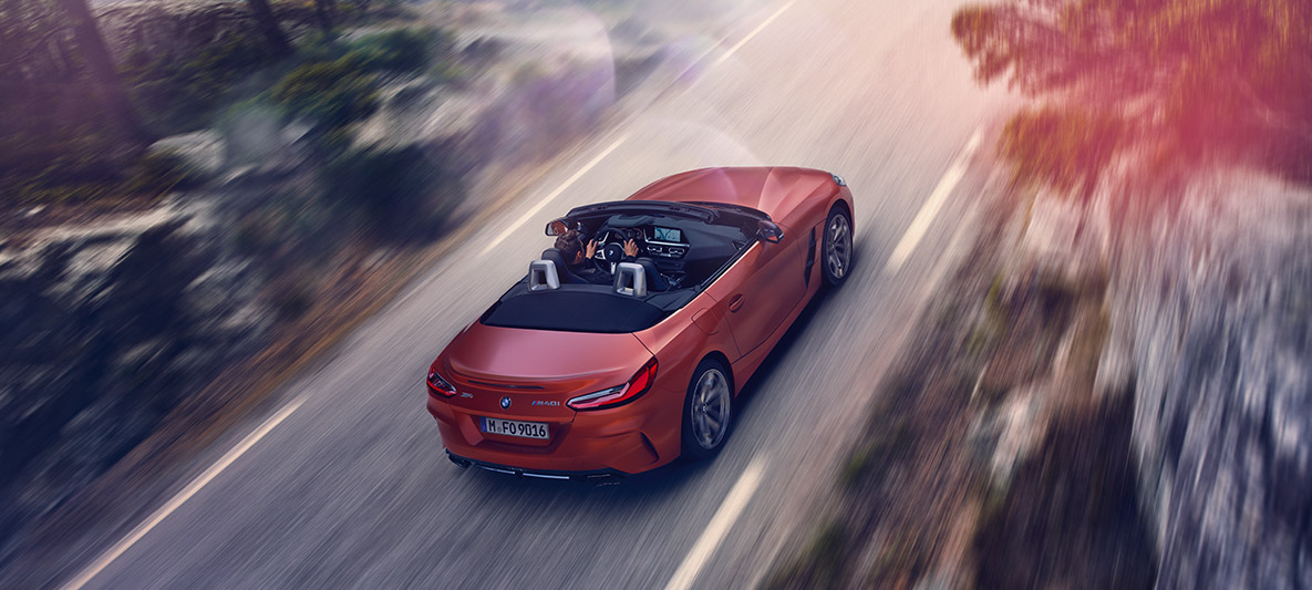 Oranžové BMW Z4 First Edition v jazde Oranžové BMW Z4 First Edition v jazde, z vtáčej perspektívy