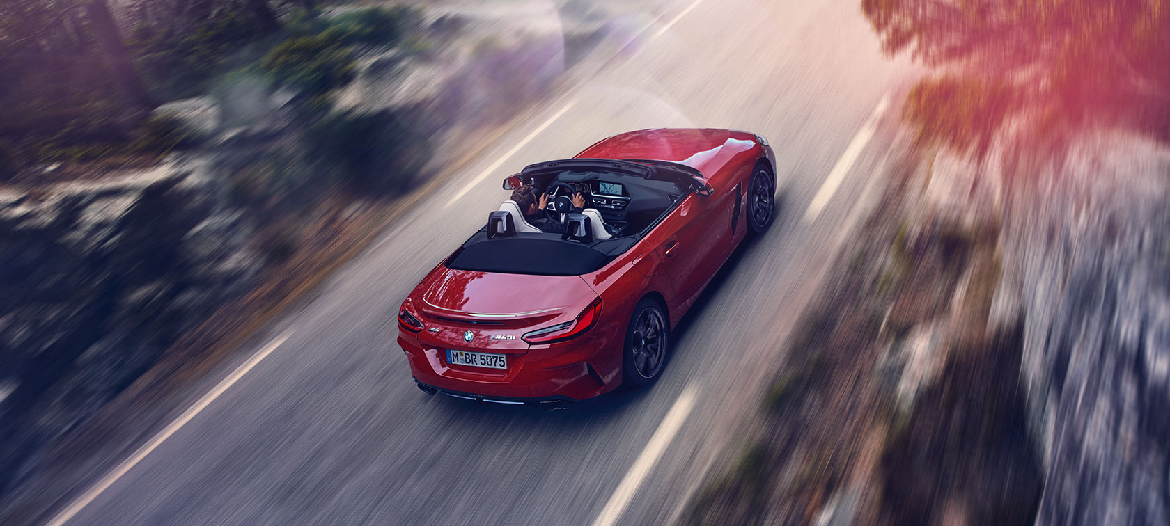 BMW Z4 Roadster z vtáčej perspektívy BMW Z4 Roadster v jazde z vtáčej perspektívy
