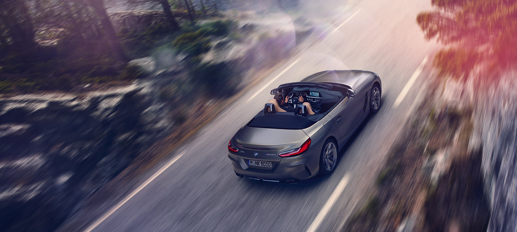 Sivé BMW Z4 Roadster z vtáčej perspektívy Jazdný záber z vtáčej perspektívy na sivé BMW Z4 Roadster