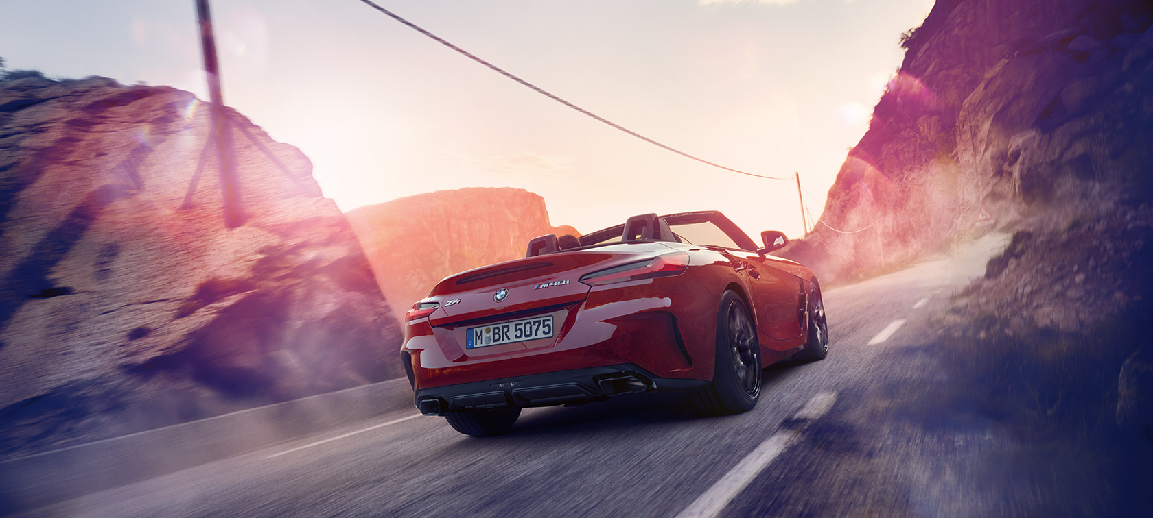 BMW Z4 Roadster počas jazdy v horách BMW Z4 Roadster počas jazdy v horách