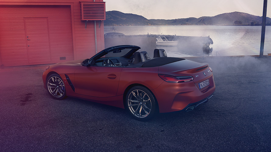 BMW Z4 First Edition v jazde Zadný jazdný záber na BMW Z4 First Edition na horskej ceste