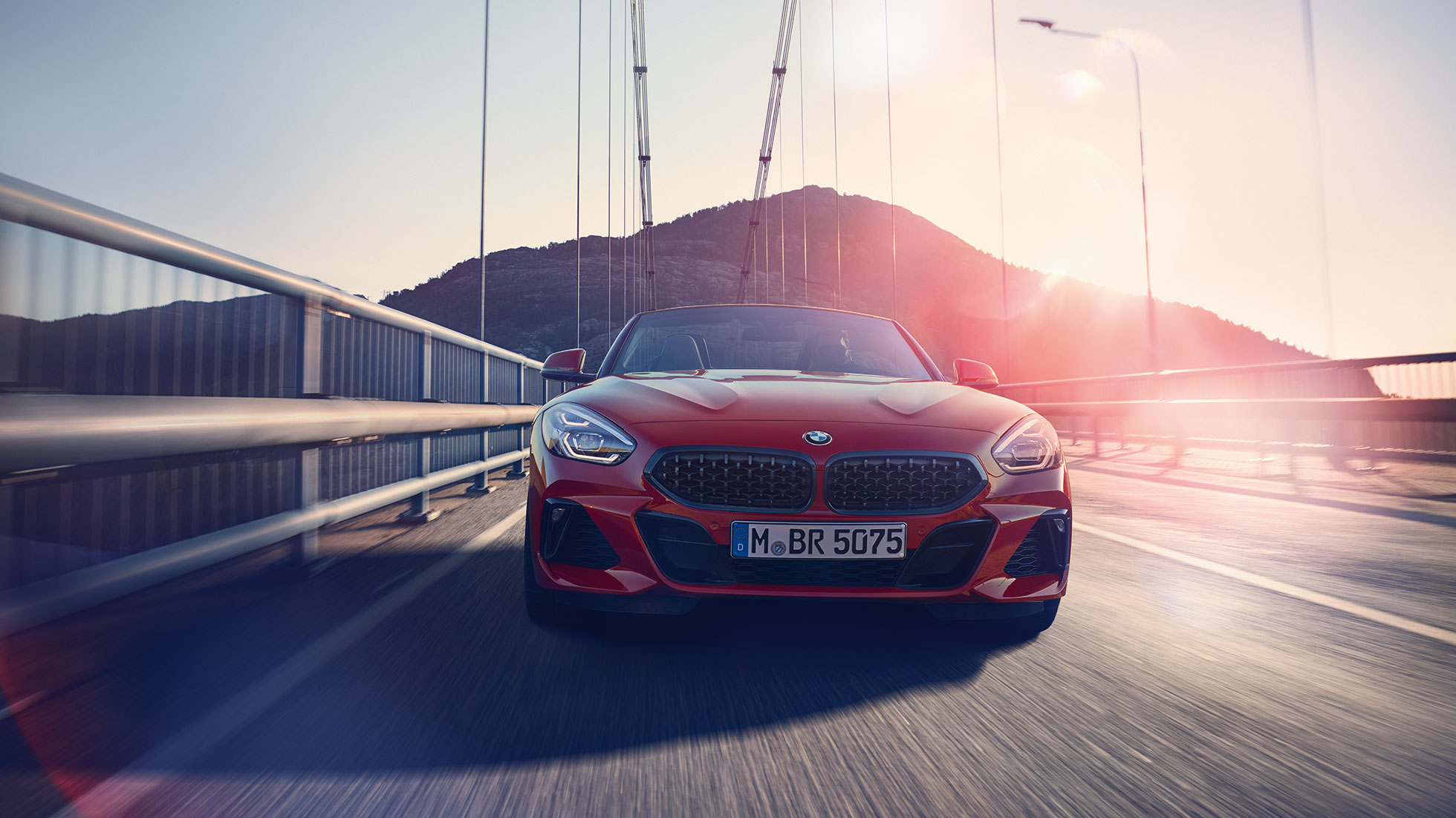 BMW Z4 Roadster na moste Predný záber na BMW Z4 Roadster na moste