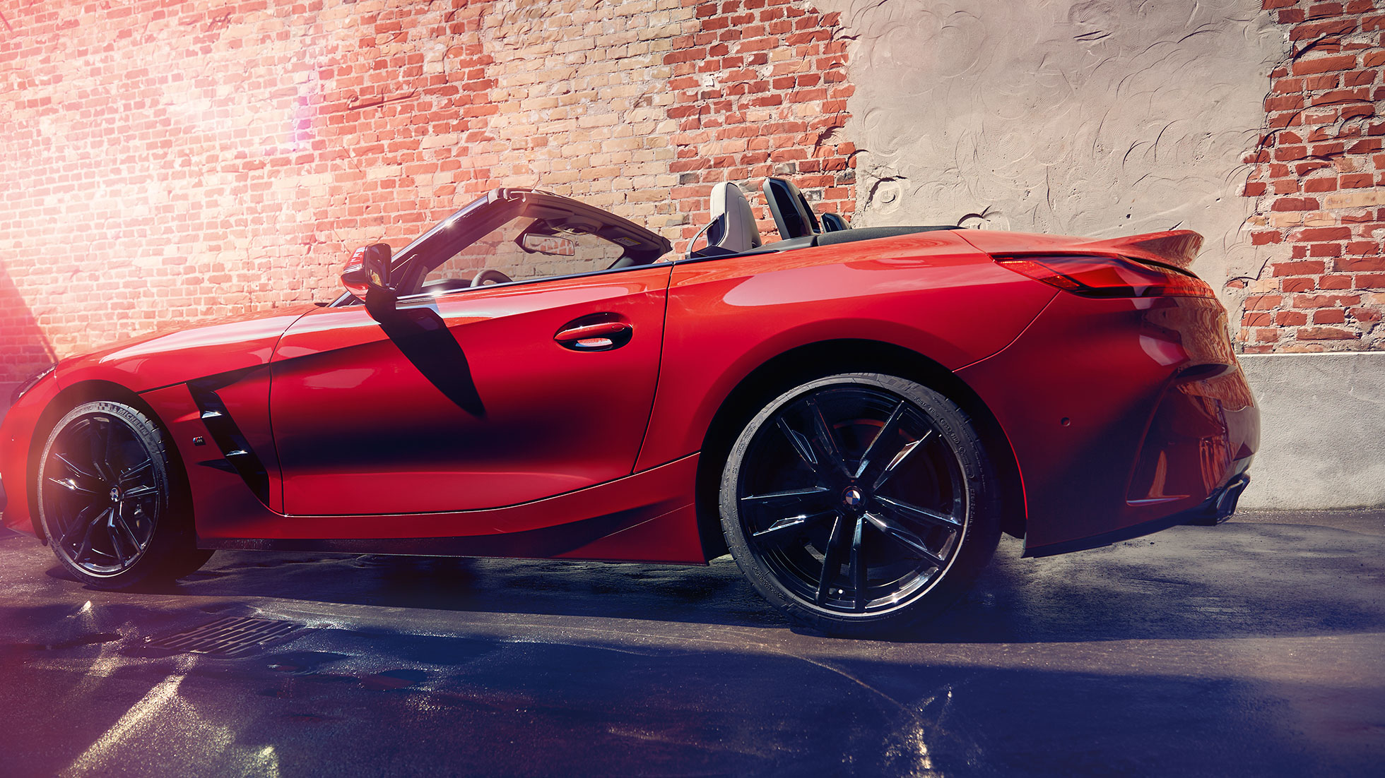 Bočný záber na BMW Z4 Roadster Bočný záber na BMW Z4 Roadster pred tehlovou stenou