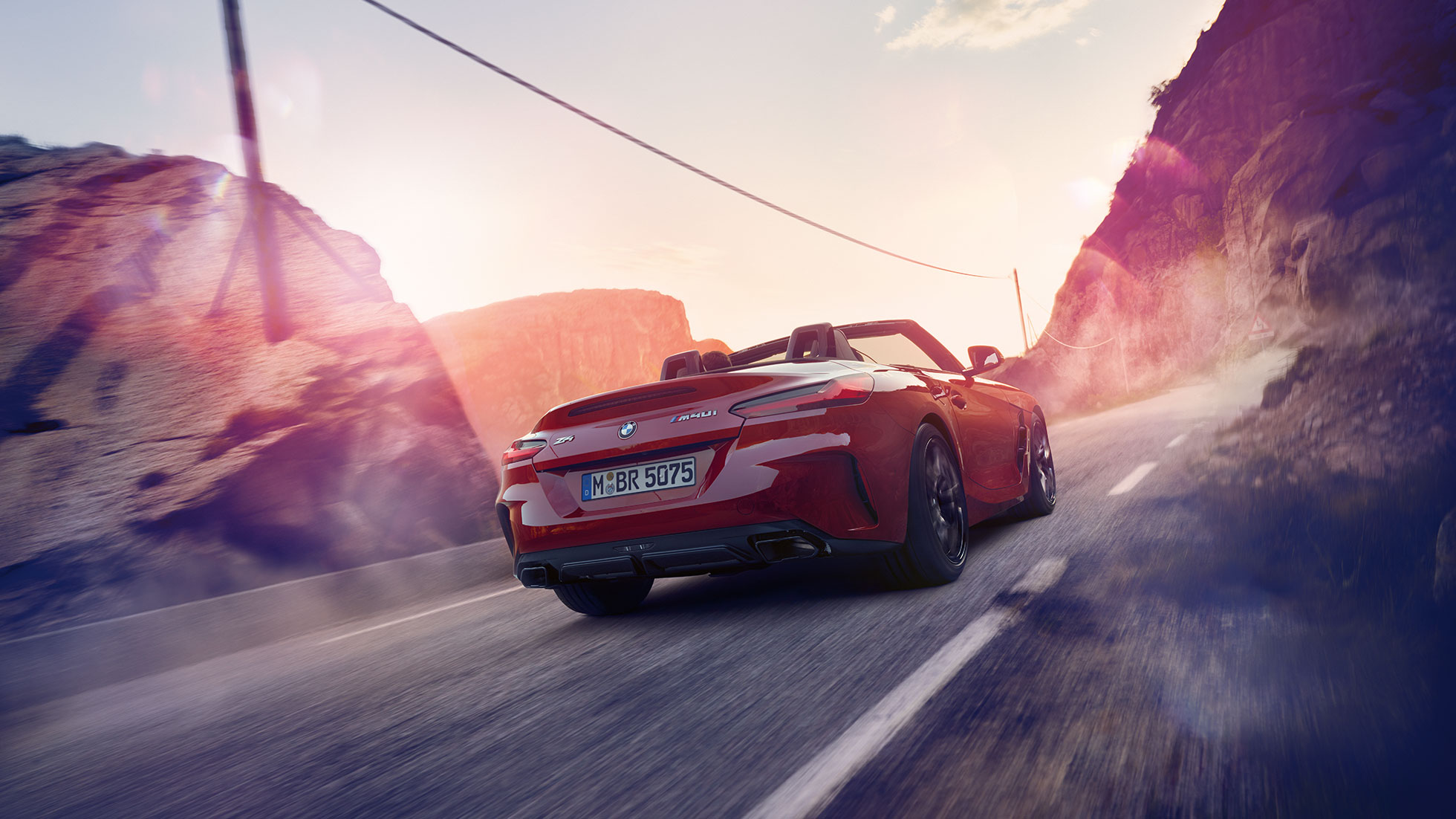 Zadný záber na BMW Z4 Roadster Zadný záber na BMW Z4 Roadster na vidieckej ceste