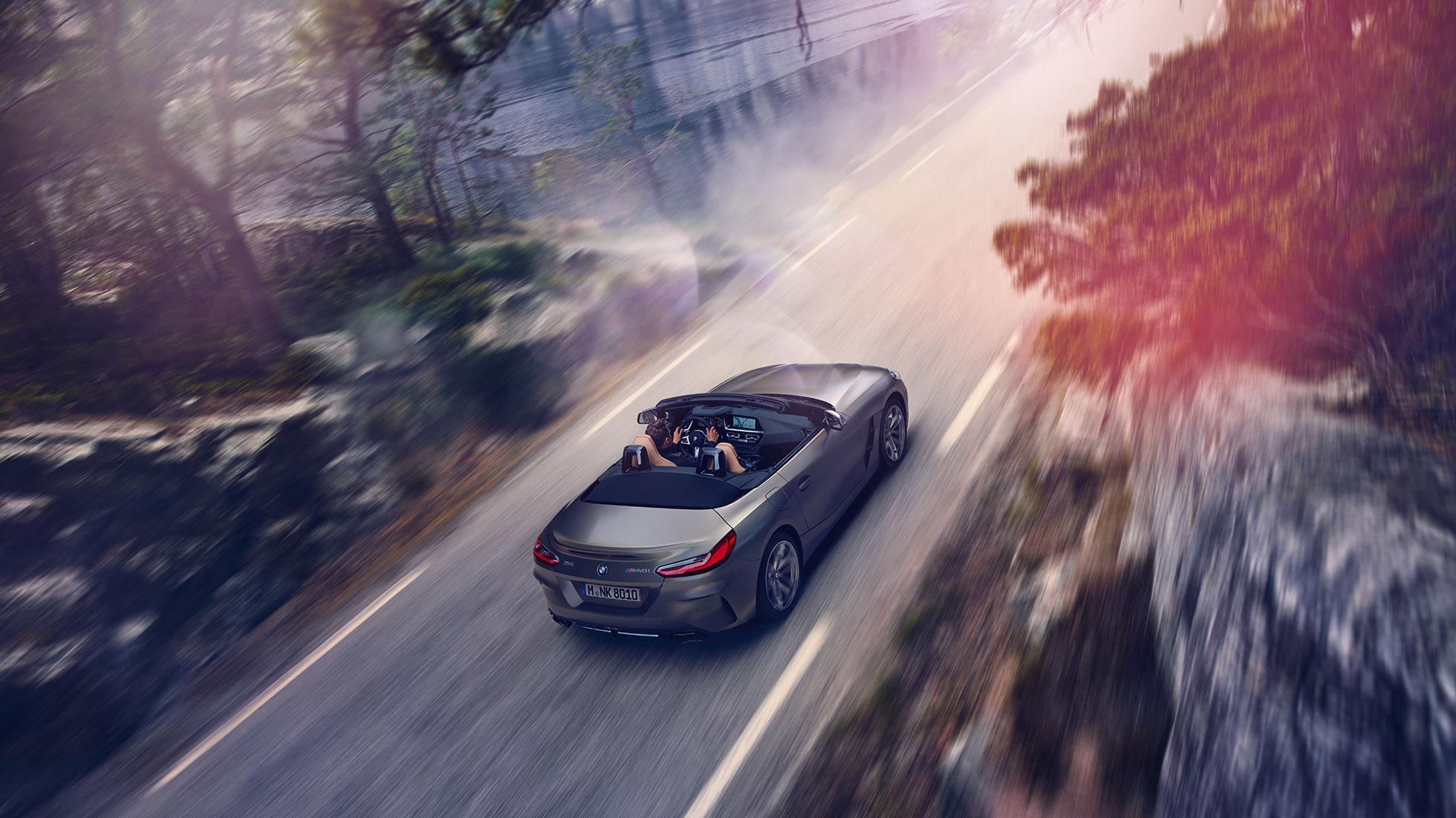 BMW Z4 Roadster pri pohľade zhora Sivé BMW Z4 Roadster v jazde pri pohľade zhora