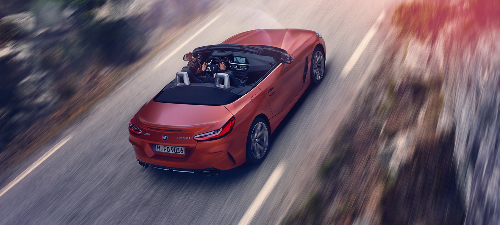 BMW Z4 Roadster (G29) zadobočný pohľad jazdný zhora BMW Z4 Roadster (G29) zadobočný pohľad jazdný zhora