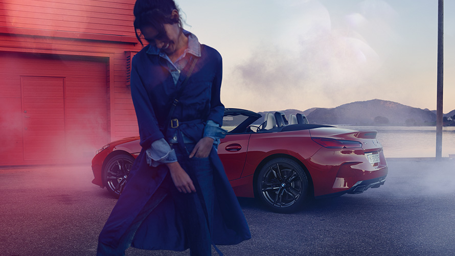 BMW Z4 M40i G29 s otvorenou strechou BMW Z4 M40i Roadster G29 zadobočný pohľad otvorená textilná strecha a žena v popredí