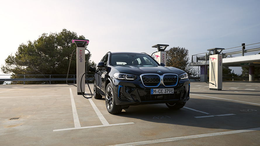 Služba BMW Charging BMW Special Sales Sustainability Hub Environment BMW Special Sales Sustainability Hub Environment Služba BMW Charging Vozidlo BMW stojace pri nabíjacej stanici