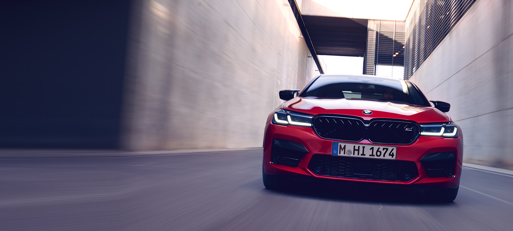 BMW M5 Competition F90 LCI Facelift 2020 BMW Individual Imola Red predobočný pohľad jazdný
