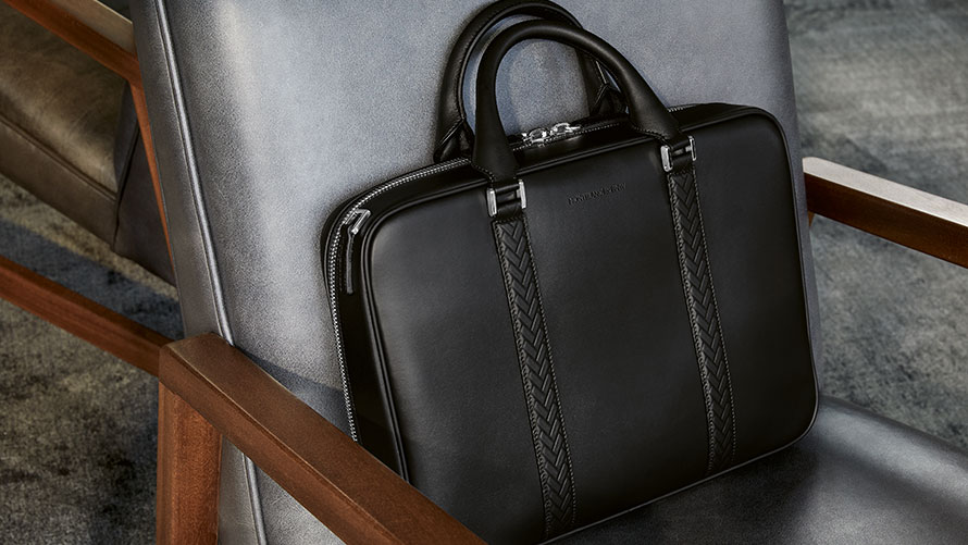 Montblanc pre BMW Taška na dokumenty. Obrázok zobrazuje Montblanc pre BMW Tašku na dokumenty položenú na kresle.