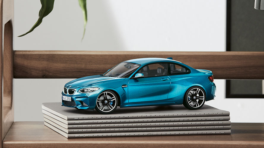 Miniatúrny model BMW M2. Miniatúrny model BMW M2 v autentickej farbe od BMW Miniatúry.