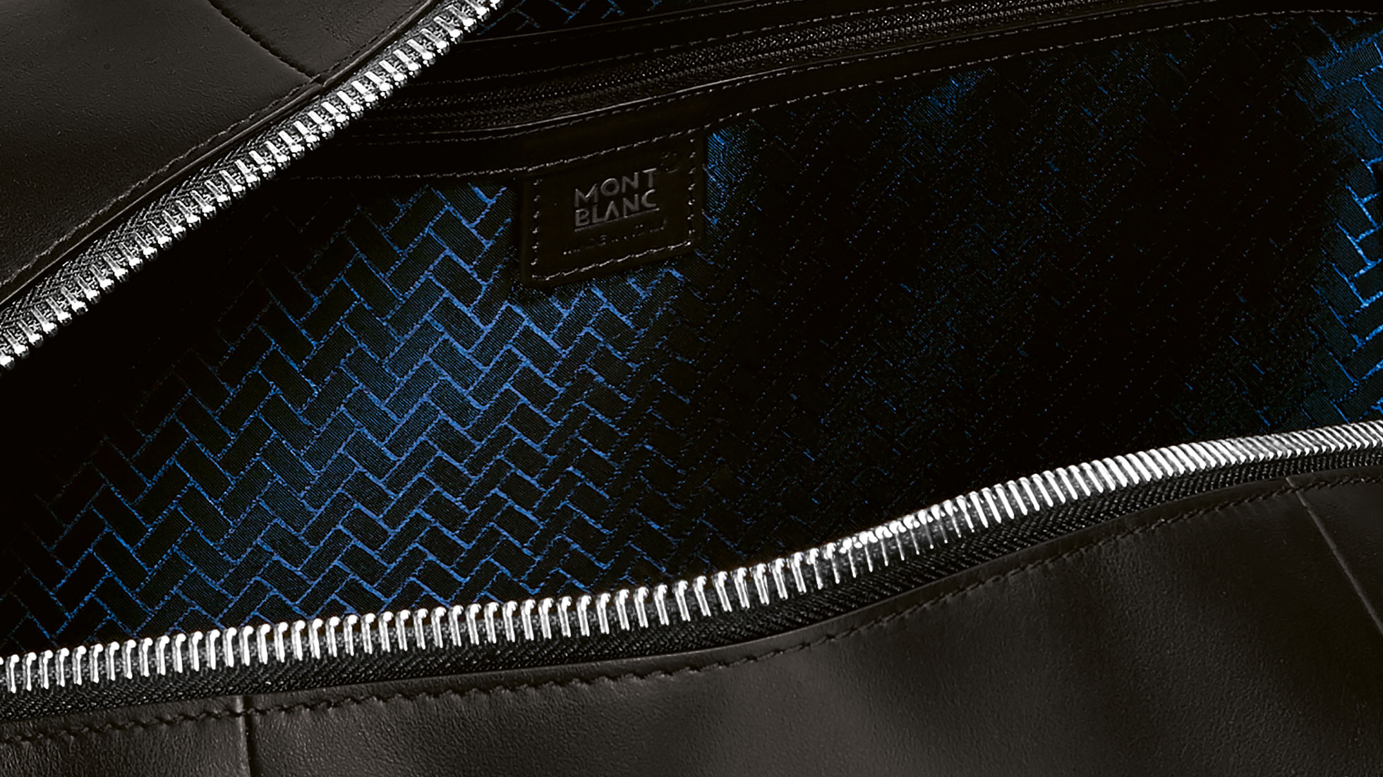 Montblanc pre BMW Puzdro na pas. Na obrázku je detailný pohľad na vzorovaný povrch Montblanc pre BMW vaku.