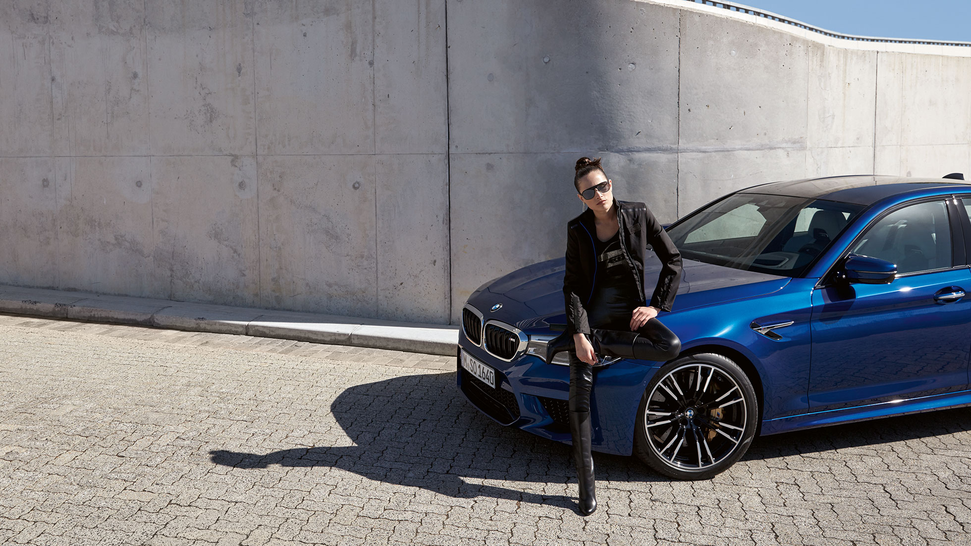 BMW M Kolekcia. Mladá žena má na sebe BMW M dámsku bundu.