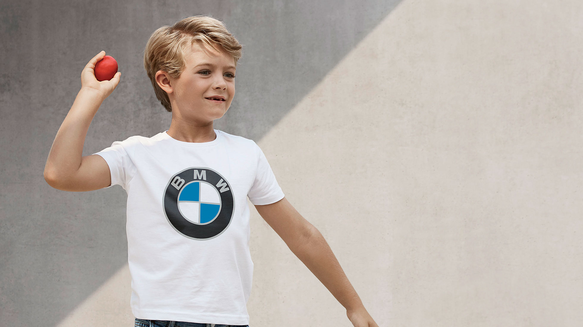 BMW detská kolekcia. Chlapec oblečený v kúskoch z kolekcie BMW Kids.