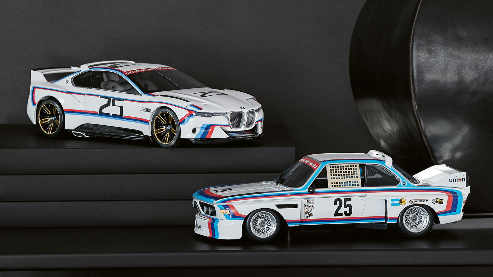 BMW miniatúry. Na obrázku sú dve BMW miniatúry.