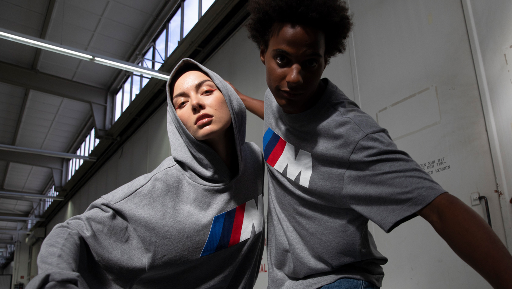 Katalóg lifestylových produktov BMW 2023, unisexová mikina s logom BMW M a unisexové tričko s logom BMW M Katalóg lifestylových produktov BMW, unisexová mikina s logom BMW M a unisexové tričko s logom BMW M