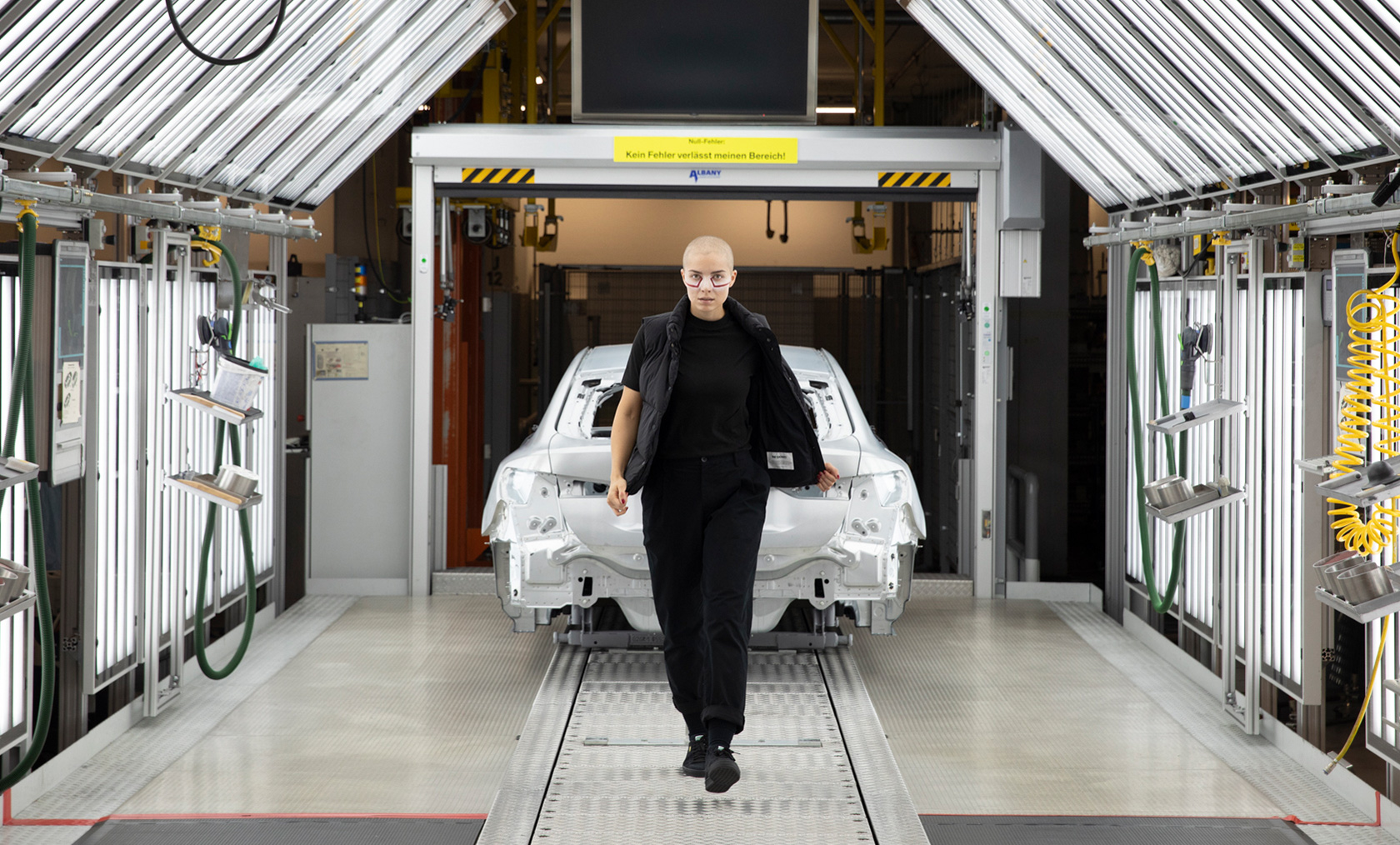 Katalóg lifestylových produktov BMW 2023, čierna dámska vesta BMW Katalóg lifestylových produktov BMW, čierna dámska vesta BMW