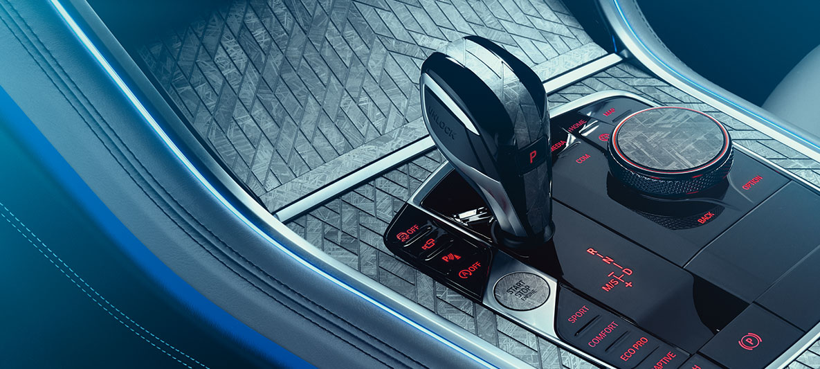 BMW Individual M850i NIGHT SKY, stredová konzola Stredová konzola modelu BMW Individual M850i NIGHT SKY s mozaikovým dizajnom