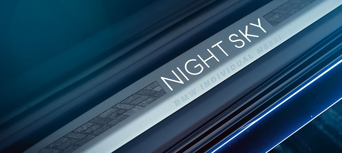 BMW Individual M850i NIGHT SKY, NIGHT SKY prahová lišta BMW Individual NIGHT SKY prahové lišty s mozaikovým dizajnom v detailnom zobrazení