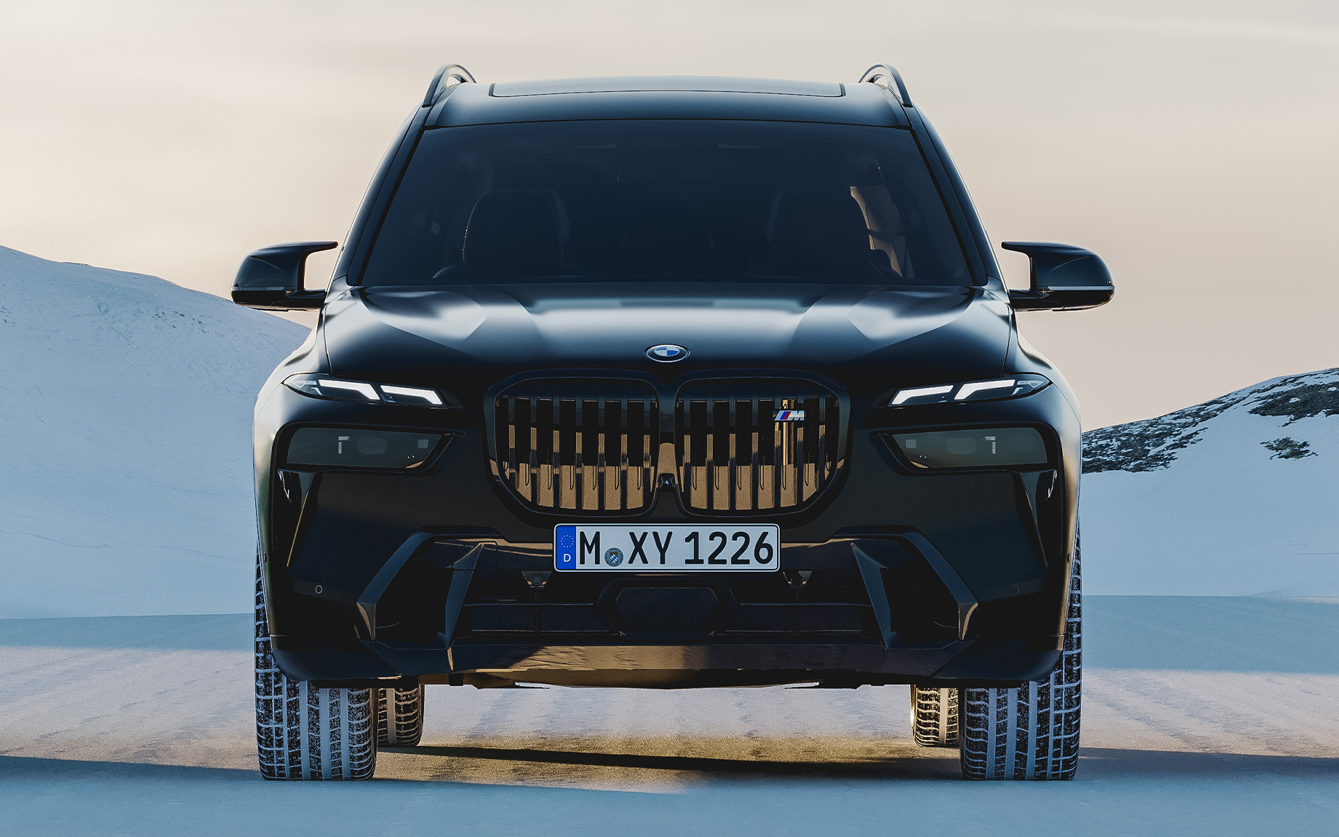 BMW X7 G07 s lakom Frozen Black BMW X7 G07 s lakom BMW Individual Frozen Black, predný pohľad, parkovanie na snehu
