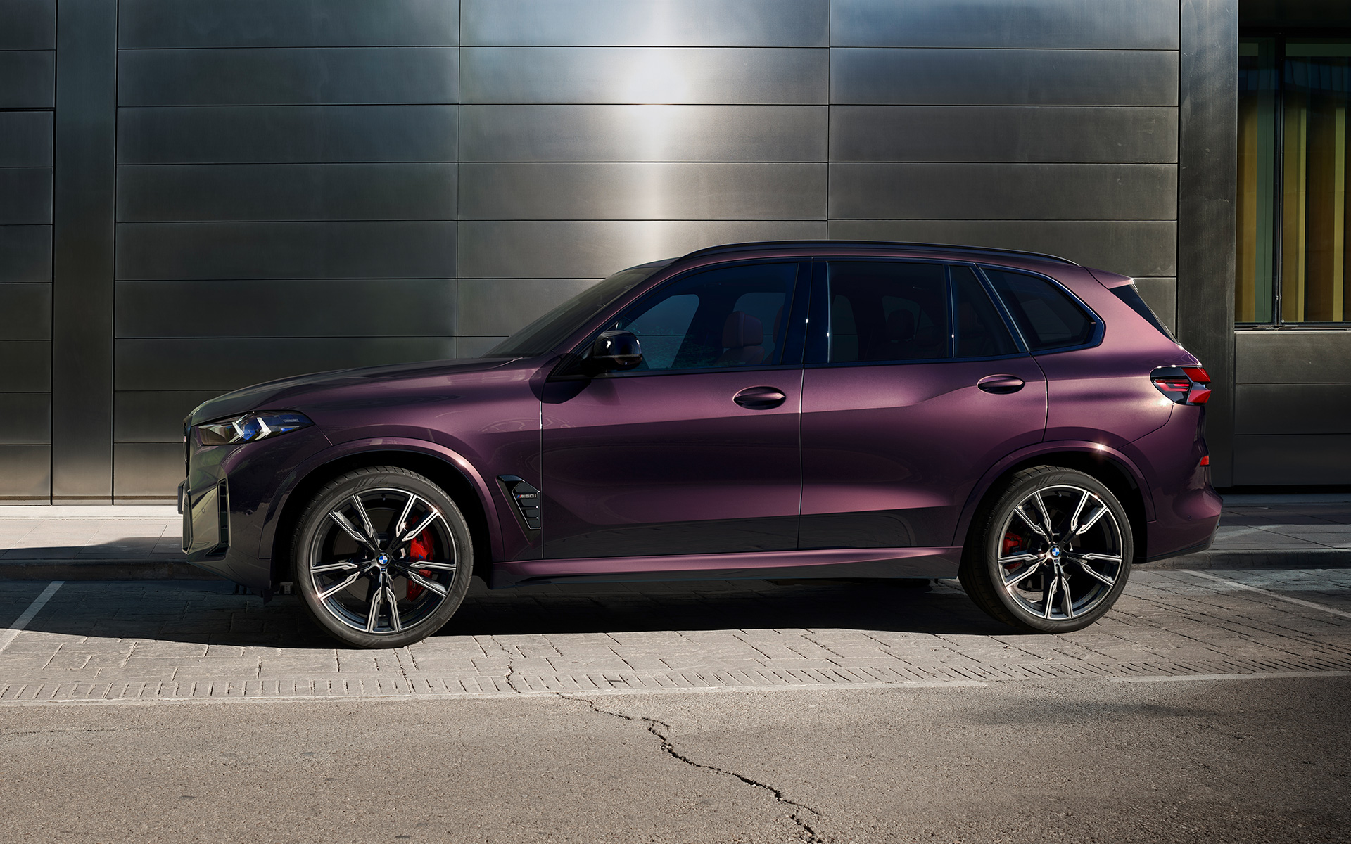 BMW X5 M60i G05 v metalíze Mora BMW X5 M60i G05 v BMW Individual metalíze Mora, bočný pohľad, zaparkované