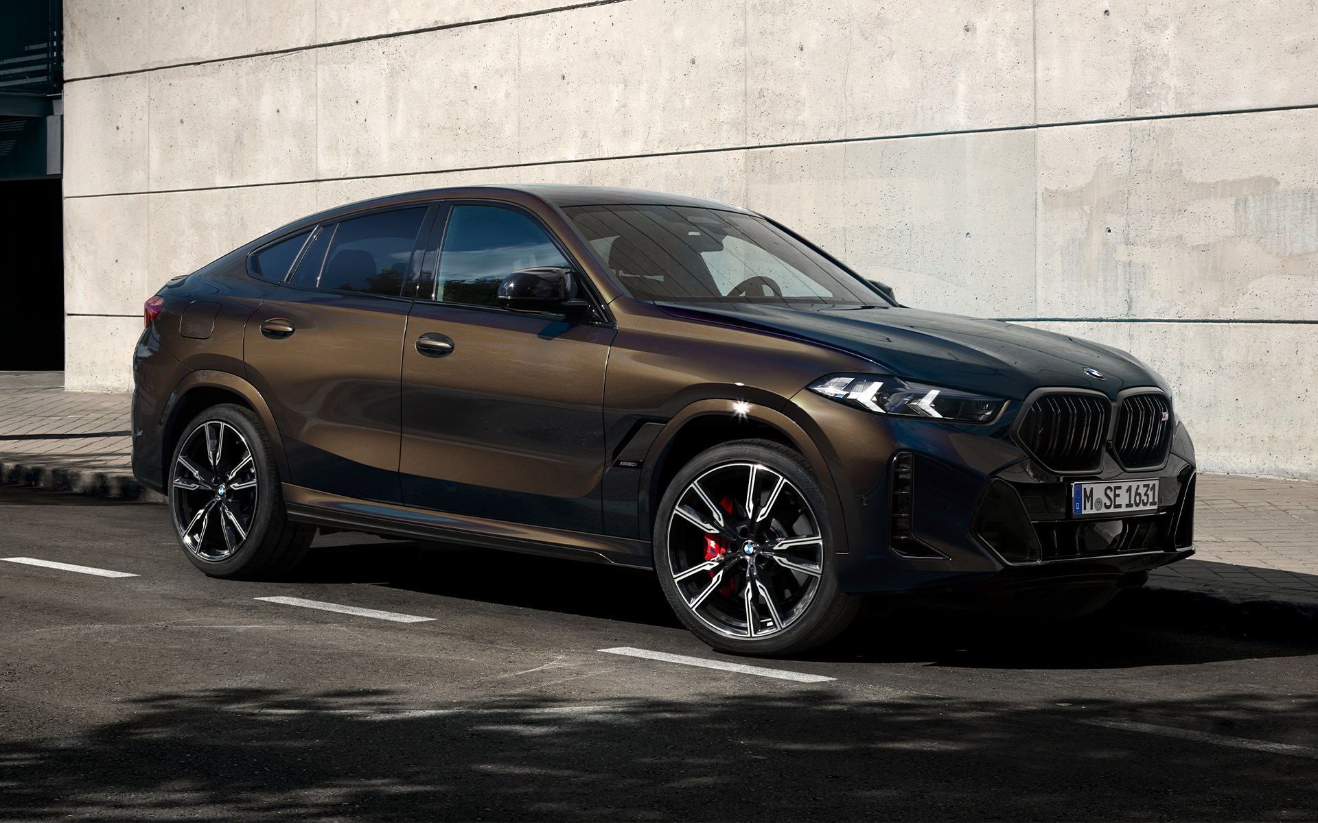 BMW X6 M60i G06 v metalíze Pyrite Brown BMW X6 M60i G06 v BMW Individual metalíze Pyrite Brown, bočný pohľad, na parkovisku