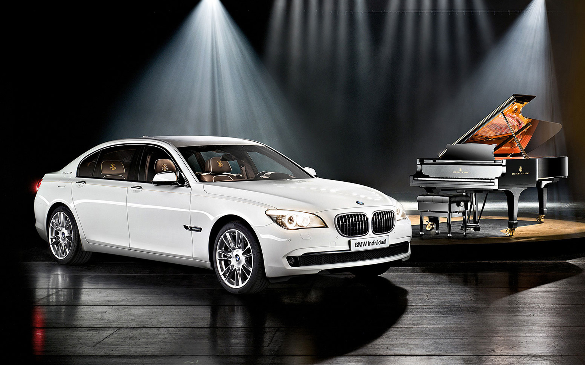 BMW Individual radu 7 Composition inspired by Steinway & Sons F01 2010 BMW pred klavírom BMW Individual radu 7 Composition inspired by Steinway & Sons F01 2010 BMW bočný pohľad pred klavírom