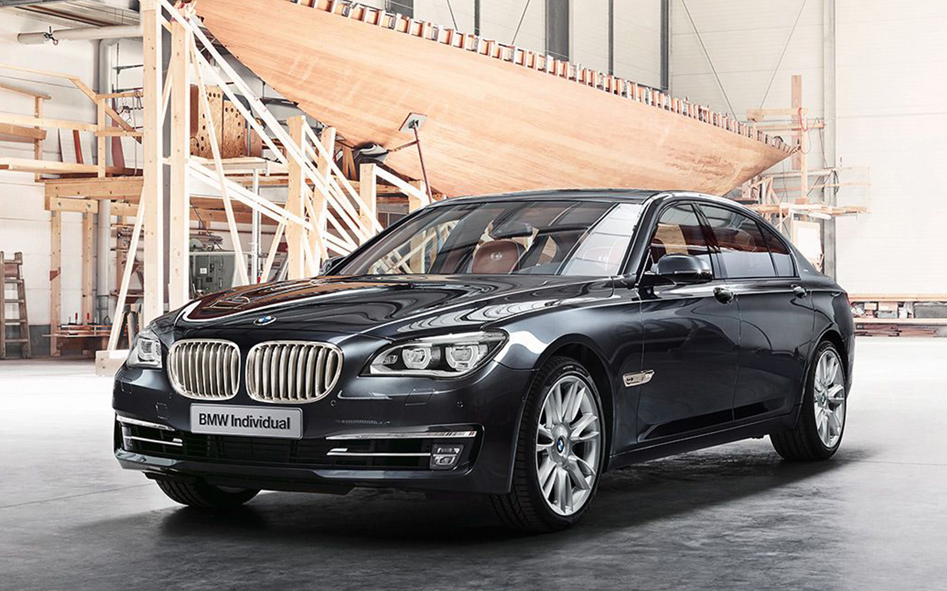 BMW Individual 760Li Sterling inspired by ROBBE & BERKING F01 2013 pred jachtou v hale lodenice BMW Individual 760Li Sterling inspired by ROBBE & BERKING F01 2013 predobočný pohľad pred jachtou v hale lodenice