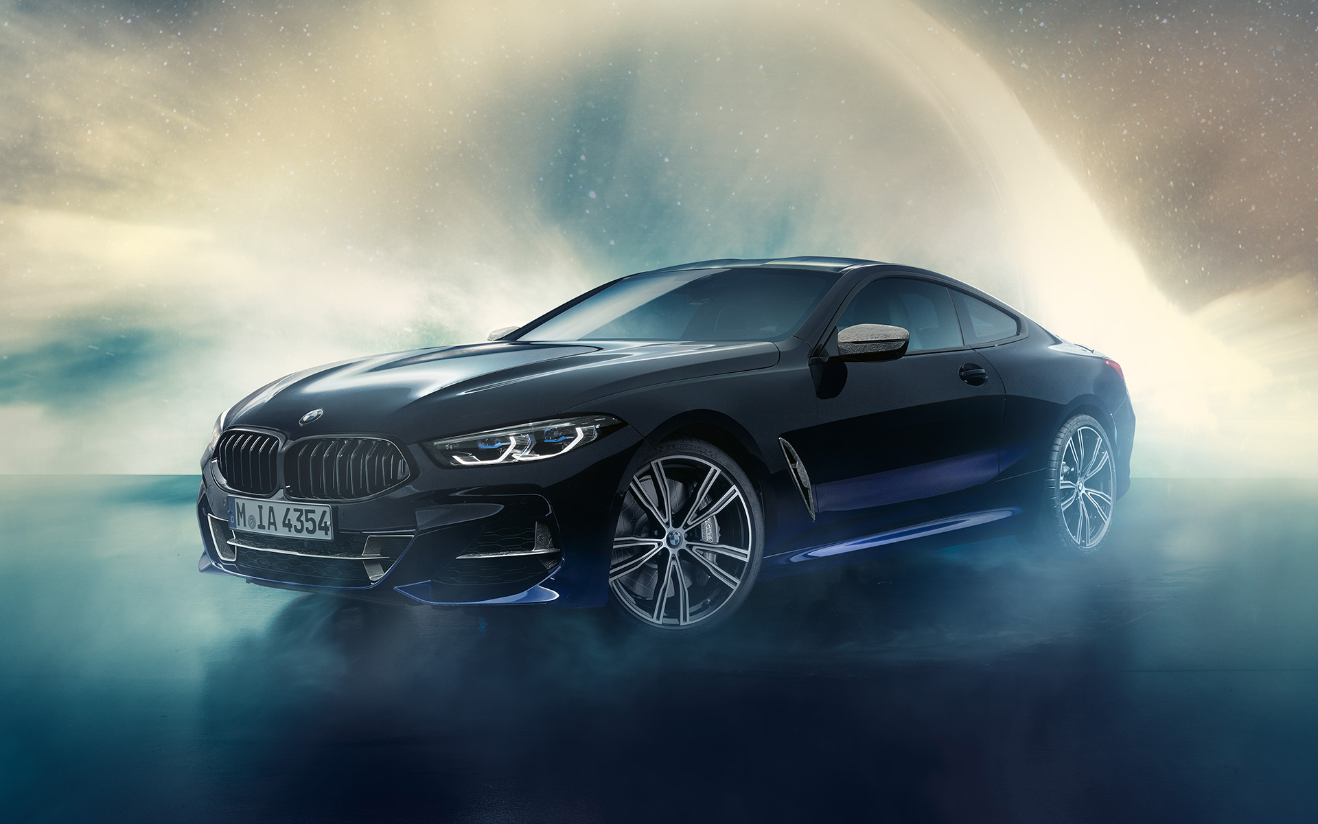 BMW Individual M850i NIGHT SKY G15 2019 predobočný pohľad s meteorickým rojom v pozadí BMW Individual M850i NIGHT SKY G15 2019 predobočný pohľad s meteorickým rojom v pozadí