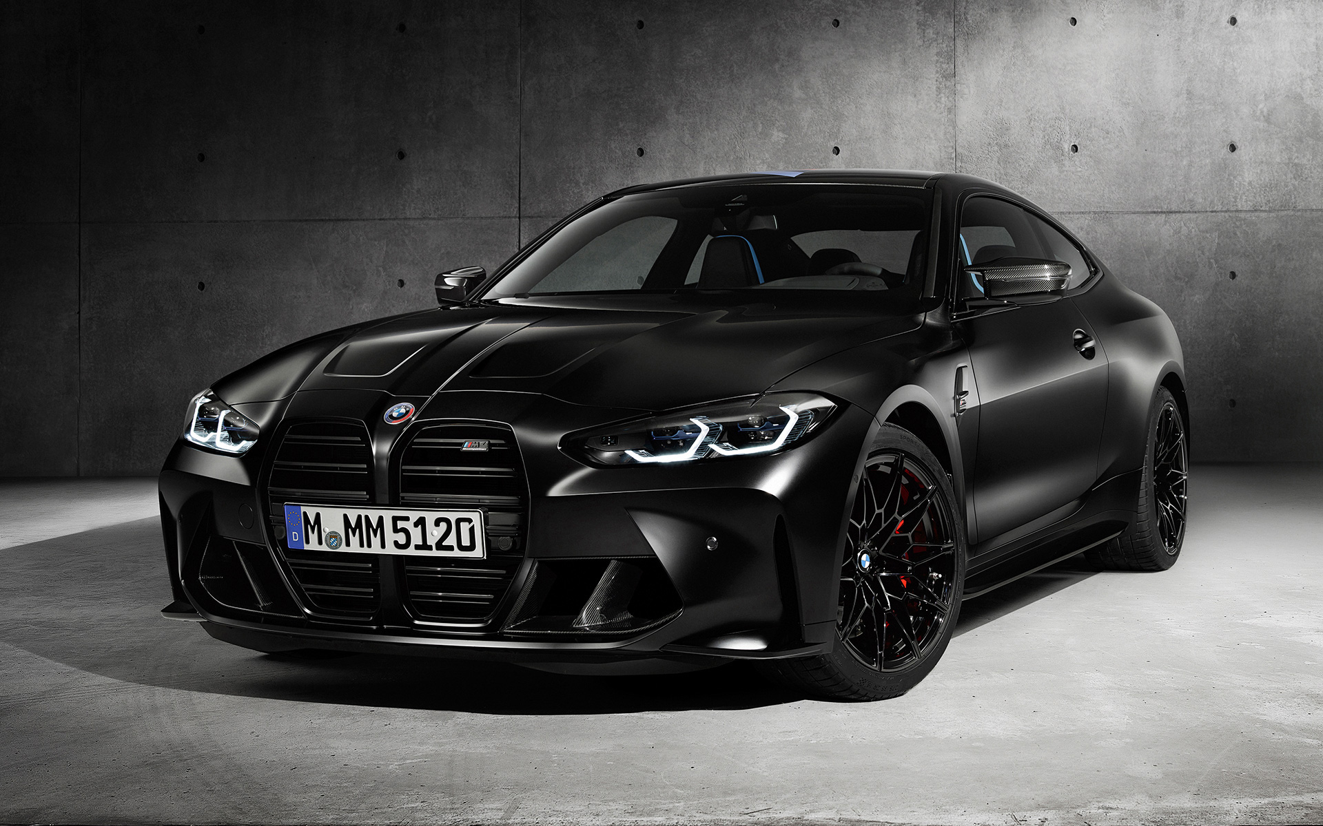 BMW M4 Competition Edition x KITH G82 2020 bočný pohľad BMW M4 Competition Edition x KITH G82 2020 bočný pohľad pred sivým pozadím