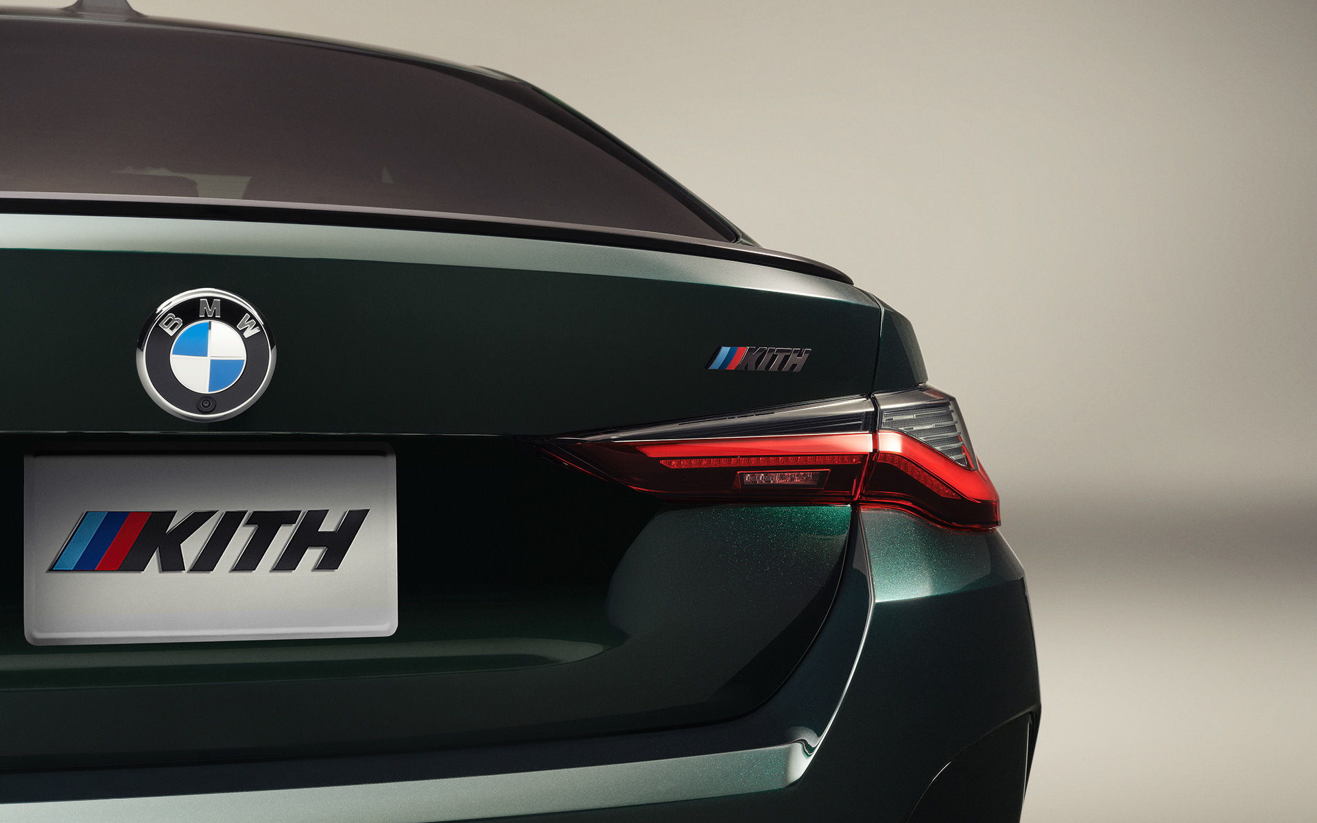 BMW i4 M50 G26BEV KITH plaketa vzadu BMW i4 M50 G26BEV KITH plaketa vzadu
