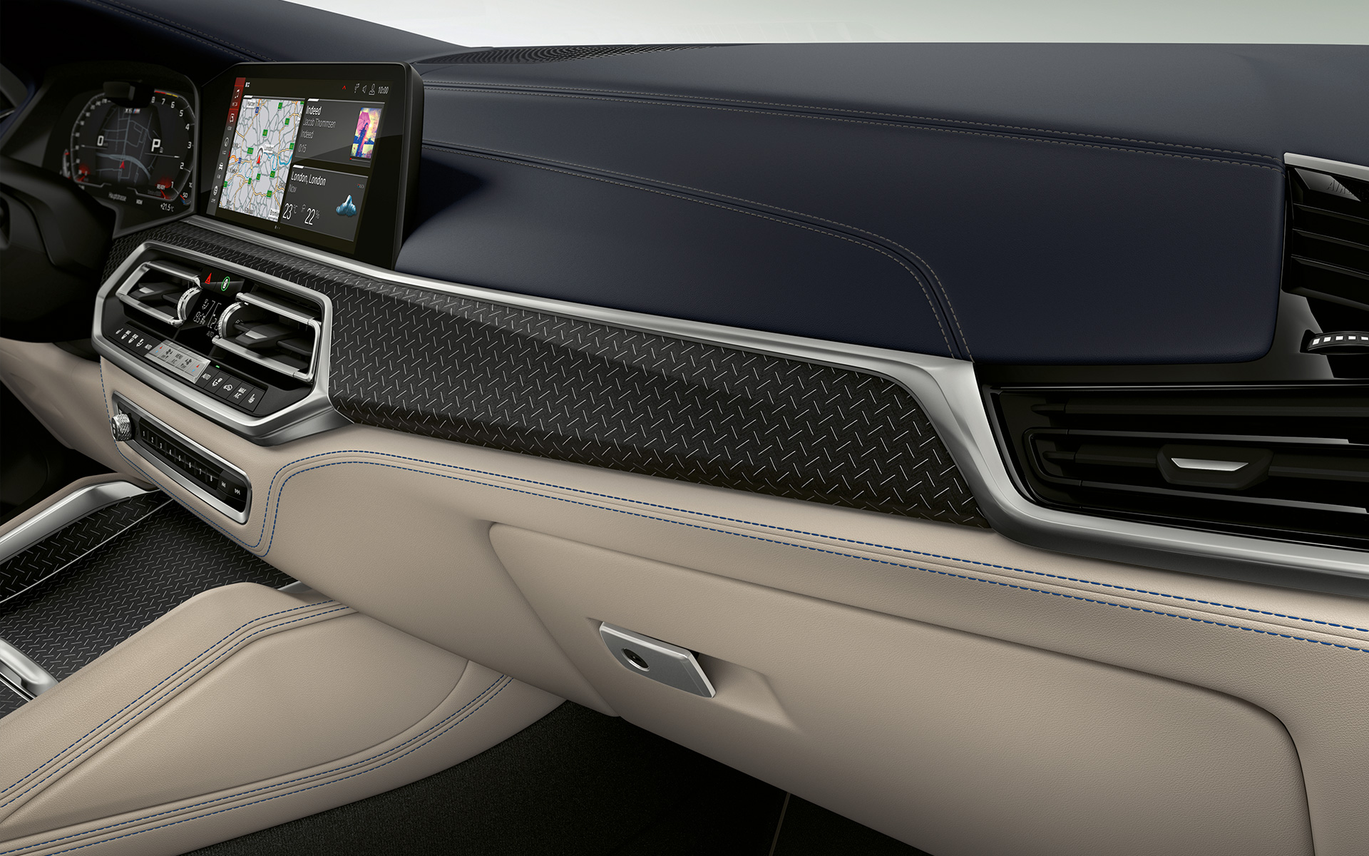 BMW Individual drevené interiérové lišty Fineline Black s hliníkovou intarziou detailný pohľad BMW Individual drevené interiérové lišty Fineline Black s hliníkovou intarziou detailný pohľad