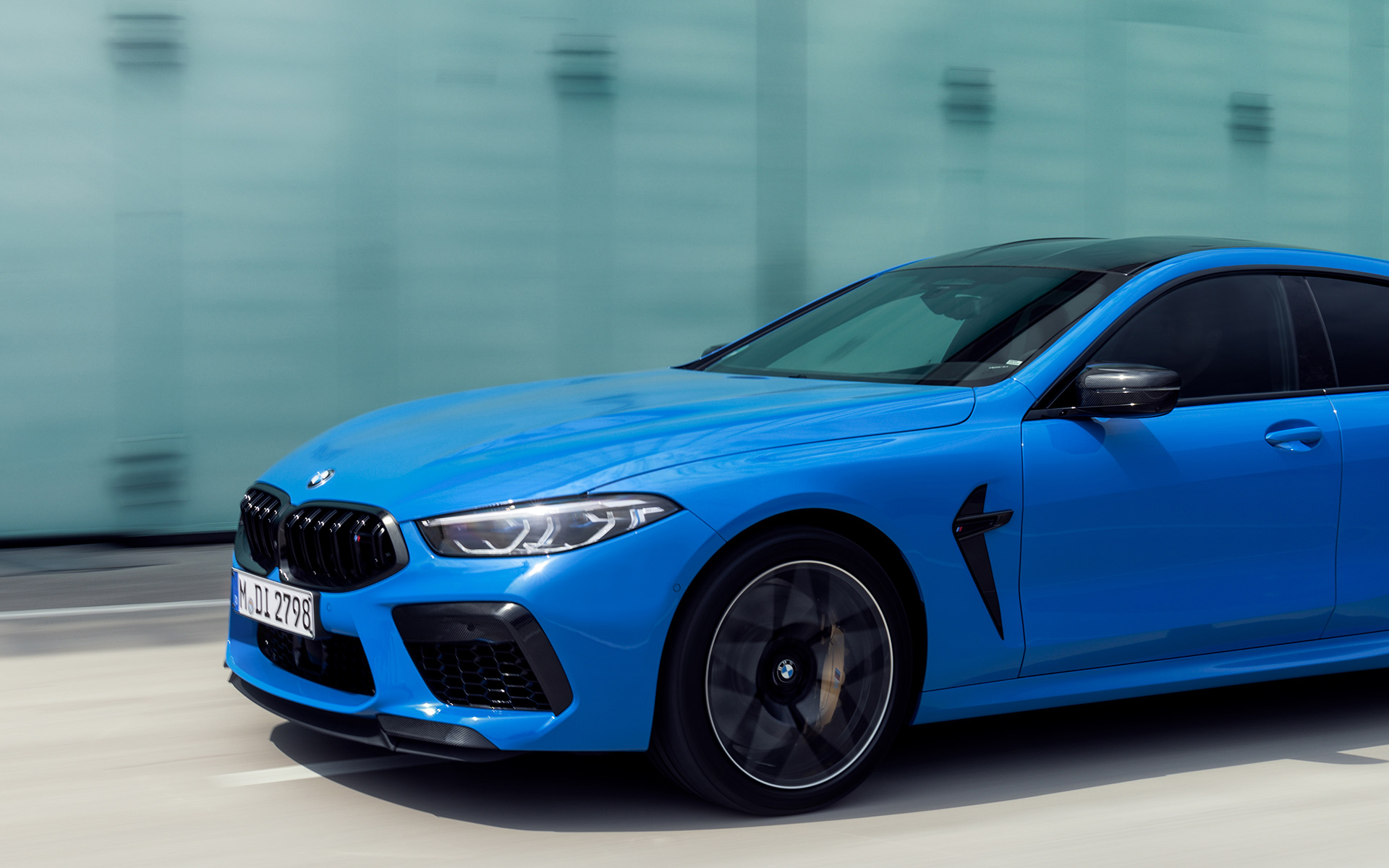 BMW M8 Competition Coupé F92 2019 BMW Individual Voodoo Blue bočný pohľad BMW M8 Competition Coupé F92 2019 BMW Individual Voodoo Blue bočný pohľad jazdný