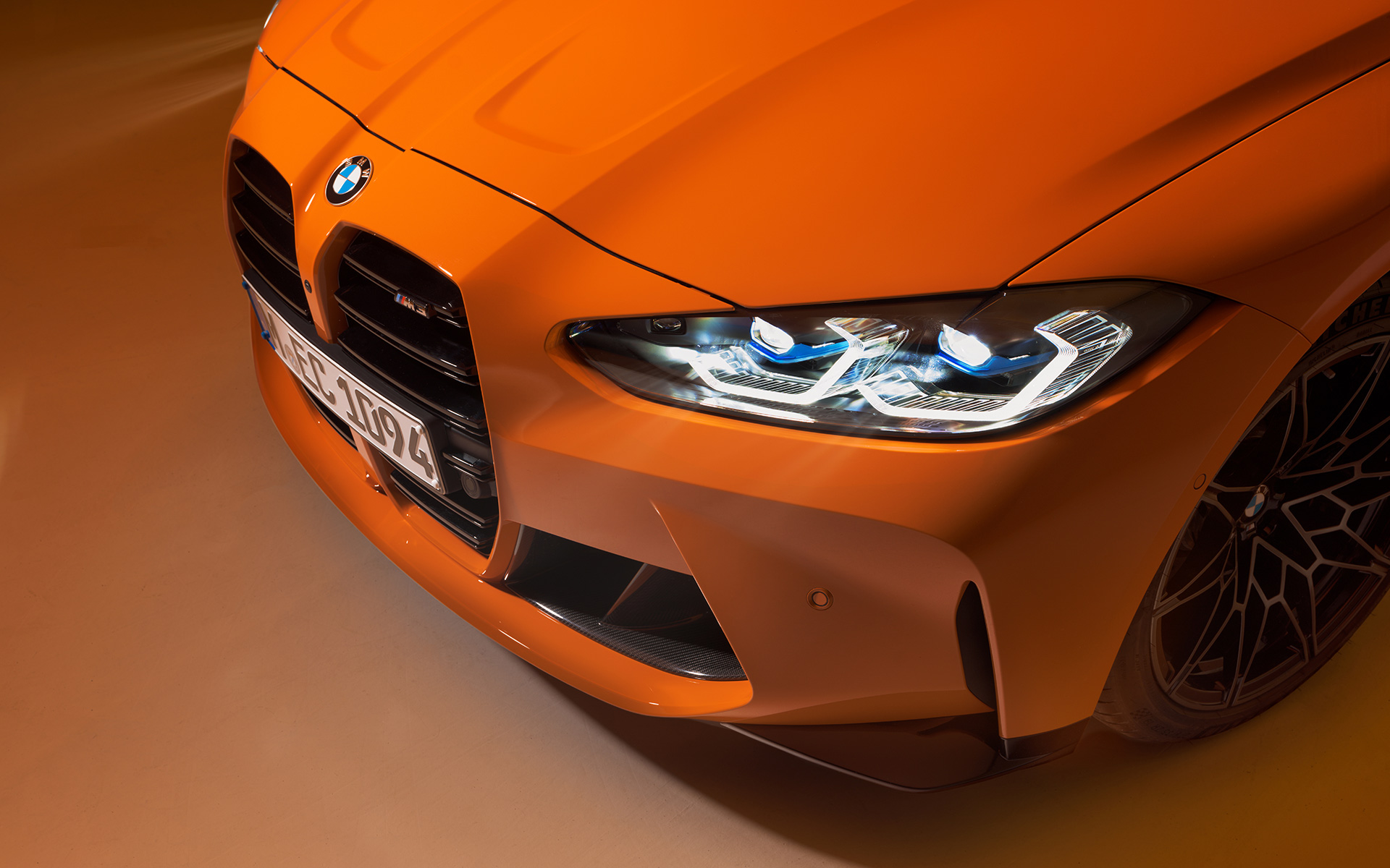 BMW M4 Competition Coupé G82 2021 BMW Individual Fire Orange predobočný pohľad BMW M4 Competition Coupé G82 2021 BMW Individual Fire Orange predobočný pohľad statický detailný zhora