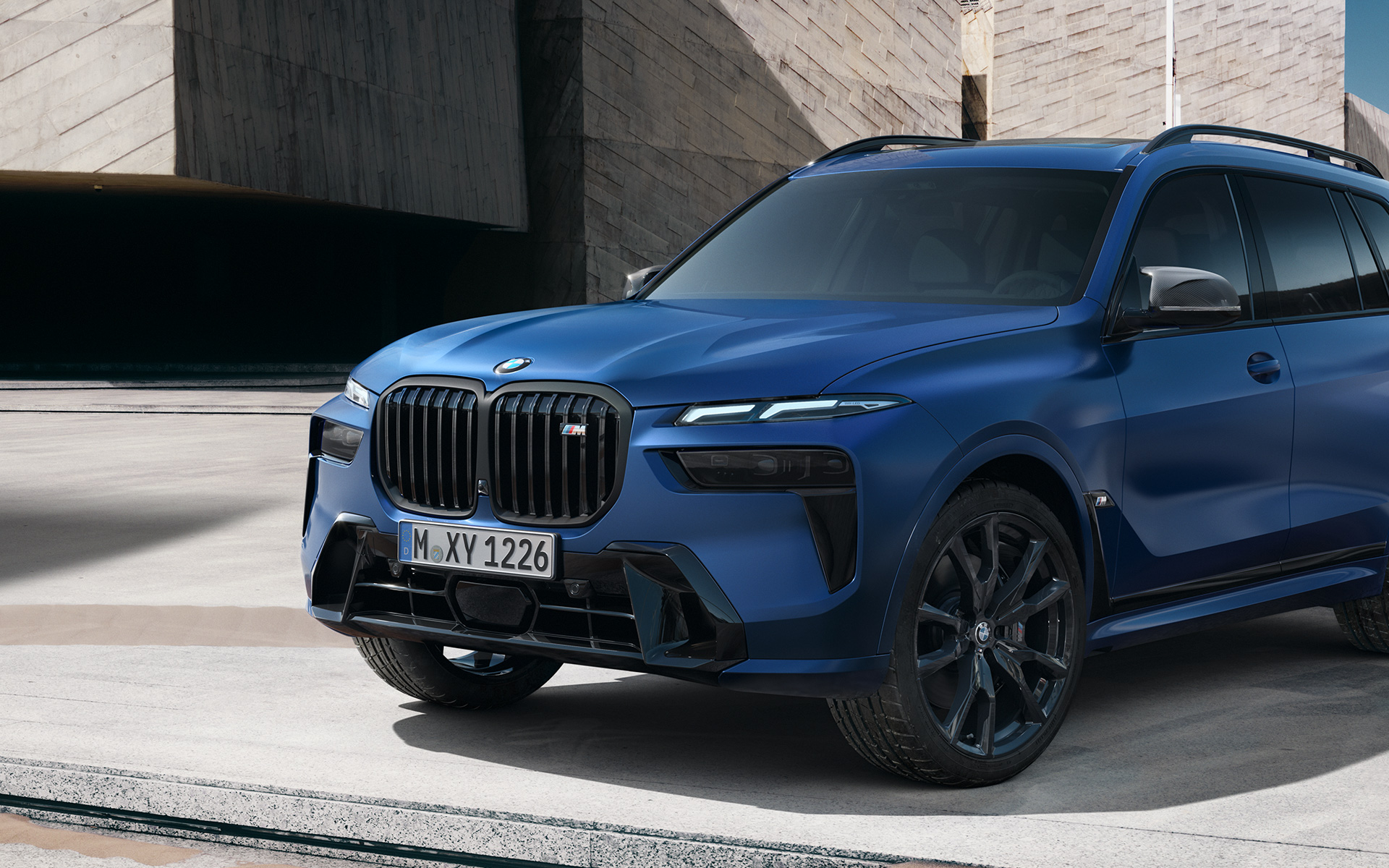 BMW X7 M60i xDrive G07 LCI BMW Individual metalíza Frozen Marina Bay Blue bočný pohľad BMW X7 M60i xDrive G07 LCI BMW Individual metalíza Frozen Marina Bay Blue bočný pohľad statický vo výreze