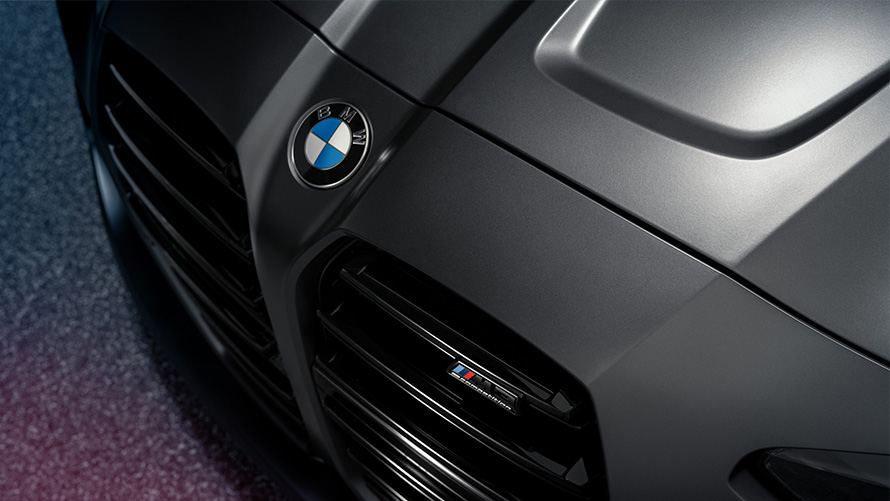 BMW M4 Competition Coupé G82 2021 metalíza Frozen Dark Grey statický predný pohľad detailný zhora BMW M4 Competition Coupé G82 2021 metalíza Frozen Dark Grey statický predný pohľad detailný zhora