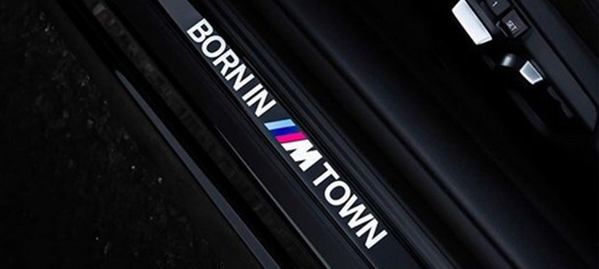 BMW Individual prahová lišta BMW M Town detailný pohľad BMW Individual prahová lišta BMW M Town detailný pohľad