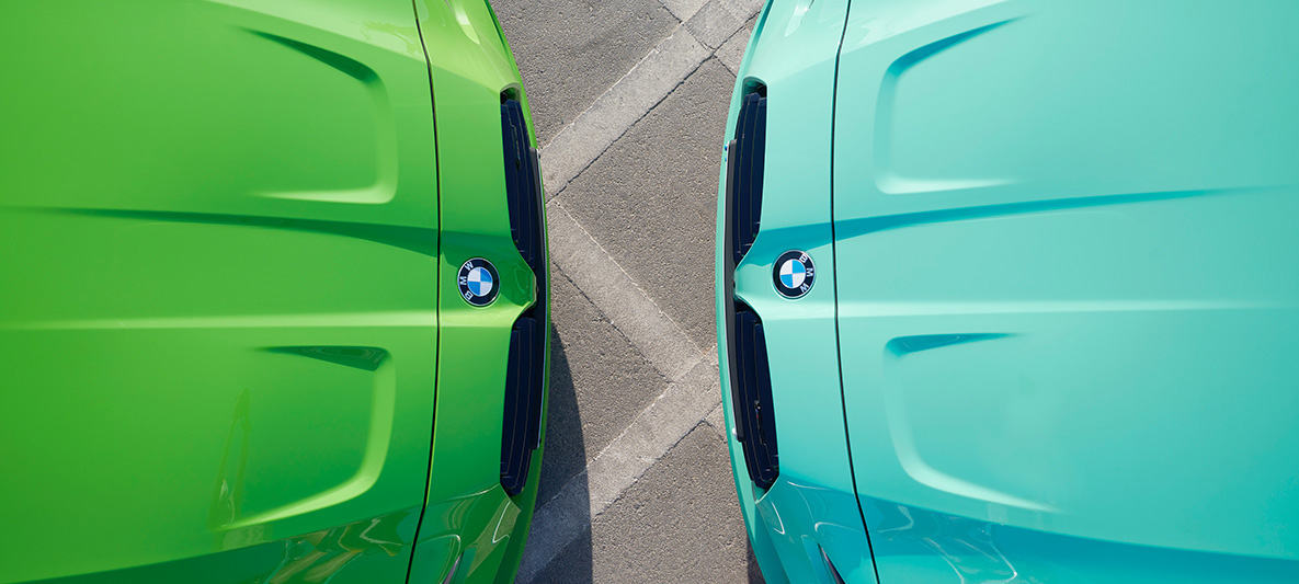 BMW M3 Sedan G80 2021 BMW Individual Verde Mantis a BMW M3 Sedan G80 2021 BMW Individual Mint Green tvárou pri sebe pohľad zhora BMW M3 Sedan G80 2021 BMW Individual Verde Mantis a BMW M3 Sedan G80 2021 BMW Individual Mint Green tvárou pri sebe detailný pohľad zhora