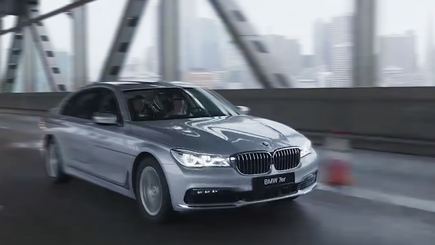 Displej so zobrazením navigácie v BMW Displej so zobrazením navigácie na zadnej strane vodičovho sedadla v BMW