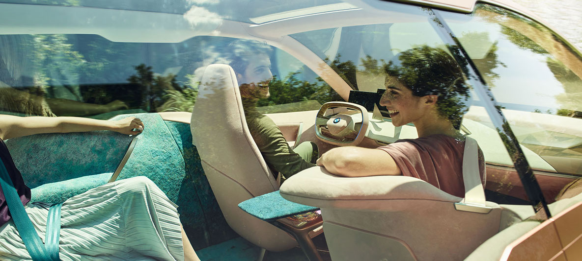 Interiér BMW Vision iNEXT Interiér BMW Vision iNEXT so ženou, otáčajúcou sa smerom k zadnému sedadlu