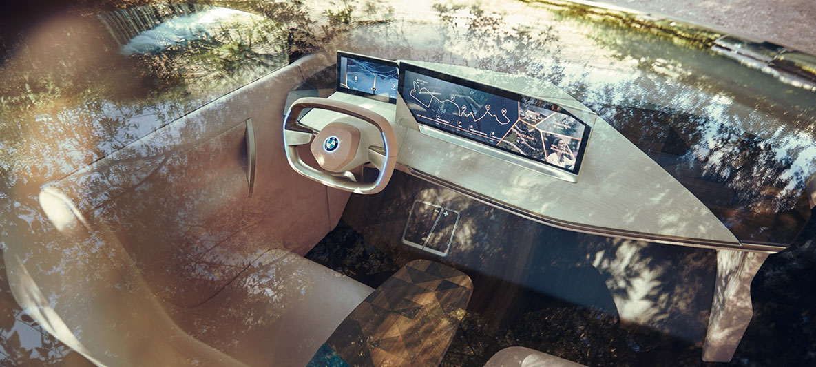 Kokpit BMW Vision iNEXT Kokpit BMW Vision iNEXT, pohľad cez panoramatickú strechu