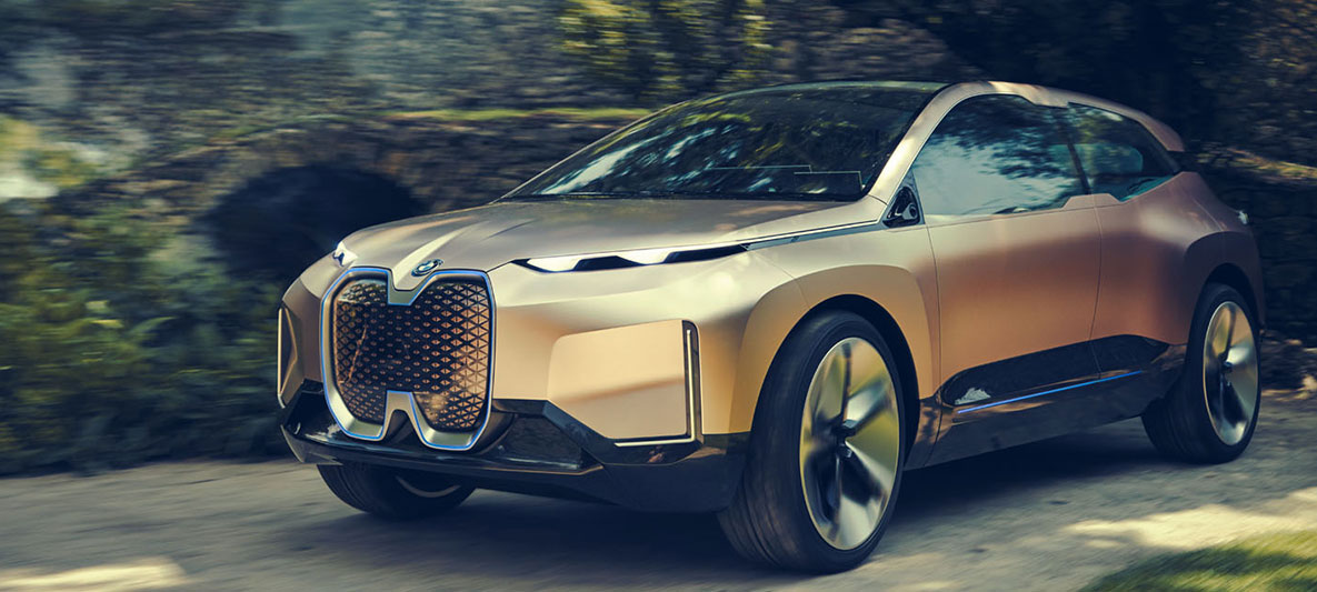 Predobočný záber na BMW iNEXT Predobočný záber na BMW iNEXT pred stenou