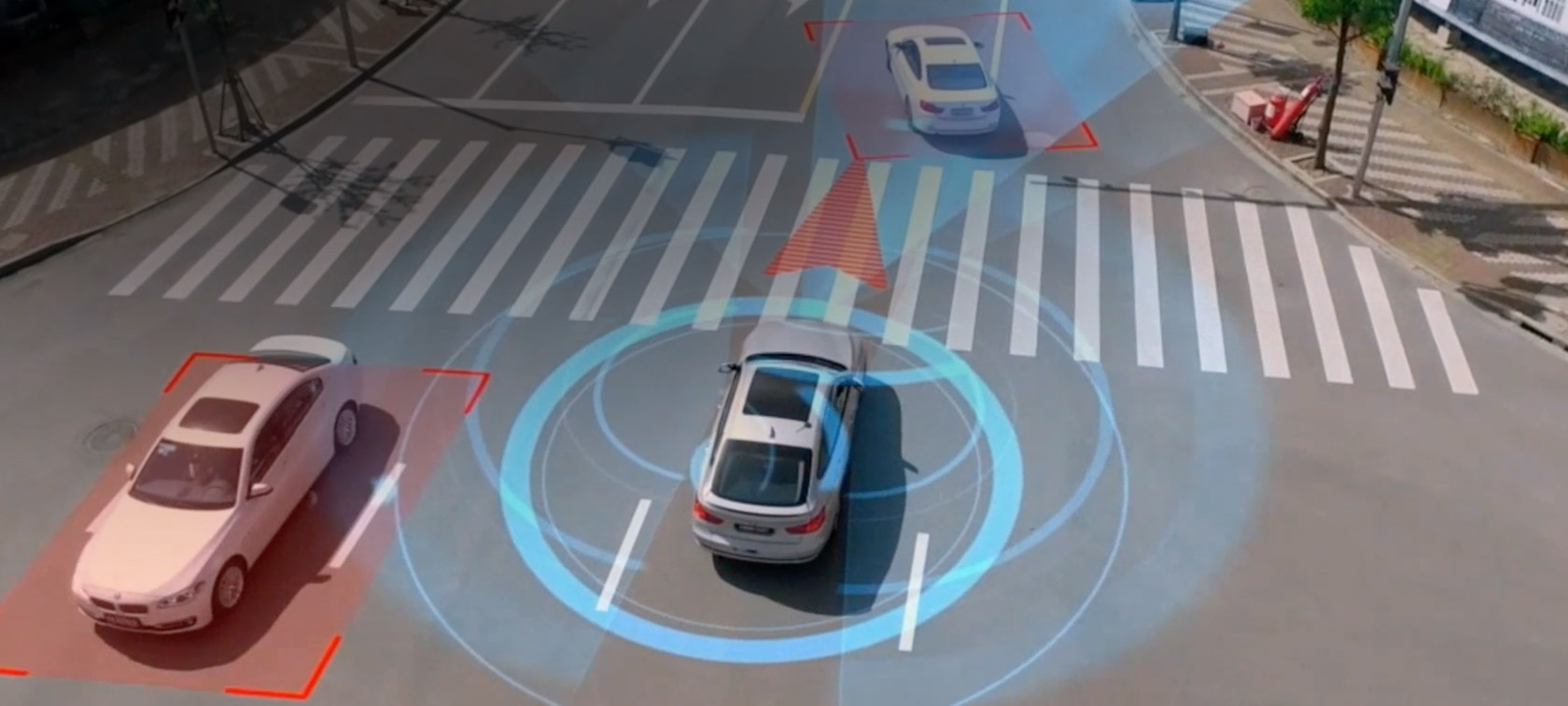 BMW Personal CoPilot: Autonómna jazda nám zmení život Tri BMW orámované virtuálnou grafikou, ktorá identifikuje ich pozíciu a smer jazdy.